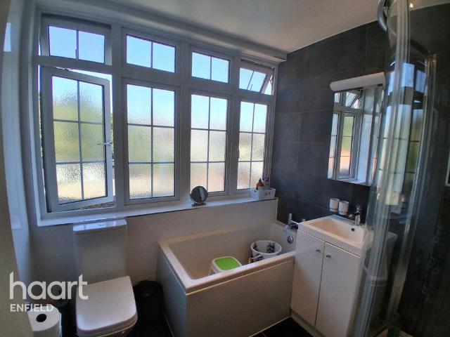 Room for rent in Carterhatch, Greater London