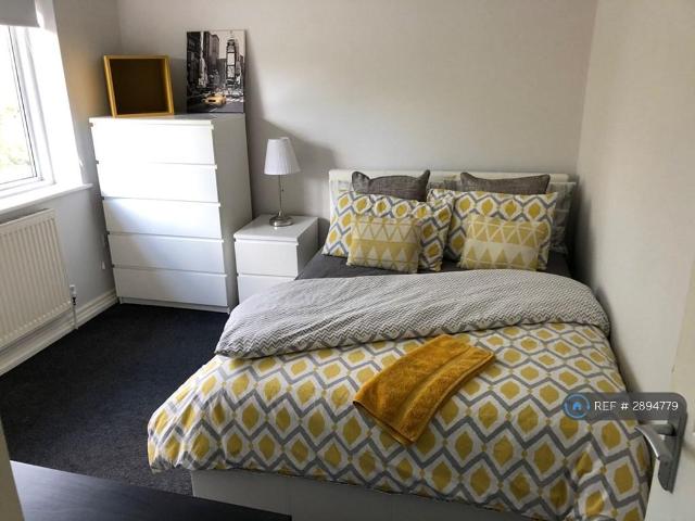 Room for rent in Row Town, Surrey