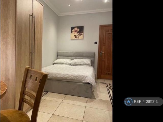 Room for rent in Brunswick Park, Greater London
