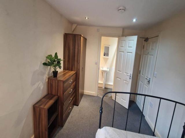 Room for rent in Littleover, East Midlands