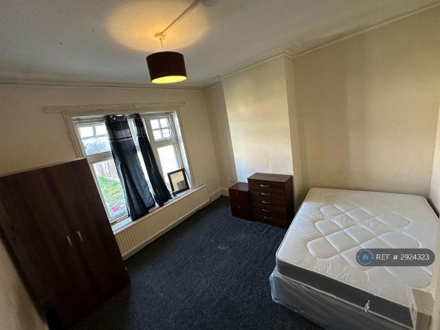Room for rent in Emerson Park, Greater London