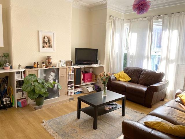 Room for rent in Hyde Park, West Yorkshire