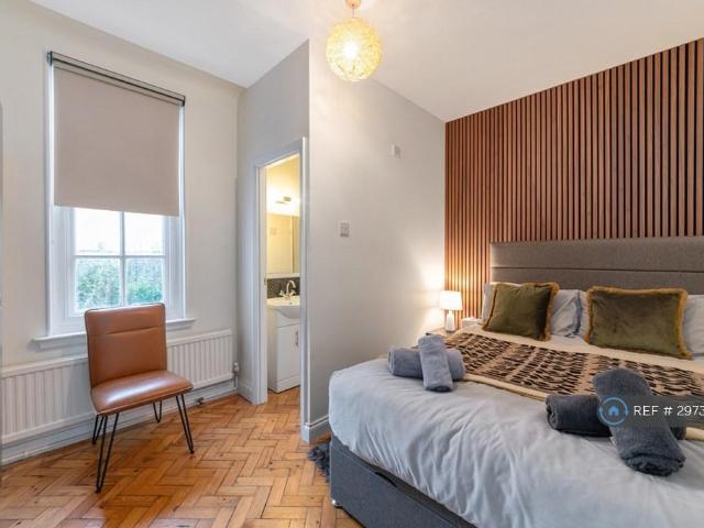 Room for rent in Summerstown, Greater London