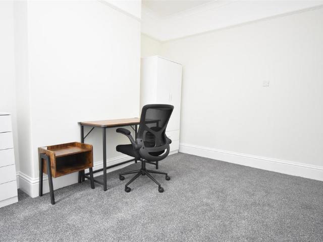 Room for rent in High Field, York