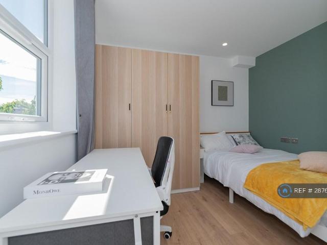Room for rent in London Borough of Merton, Greater London