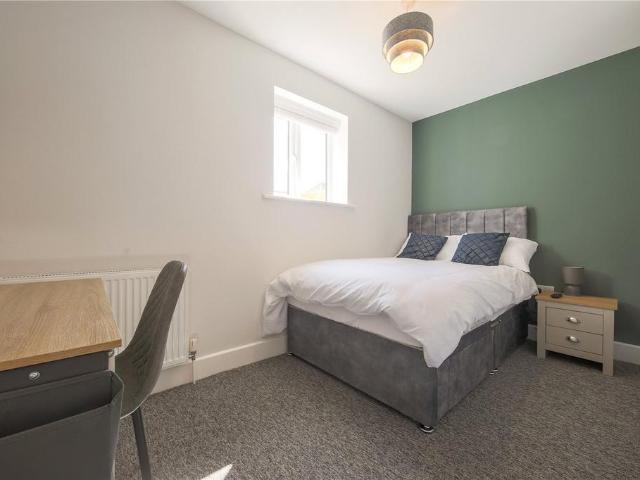 Room for rent in Westborough, Surrey