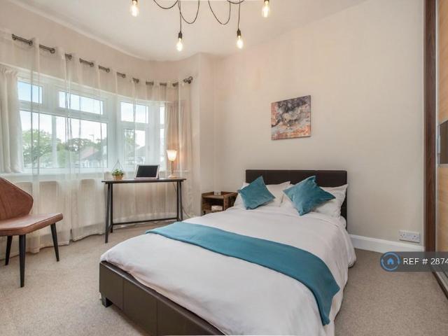 Room for rent in Whitton, Greater London