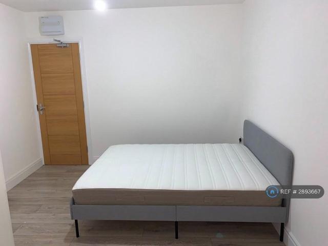 Room for rent in Seven Kings, Greater London