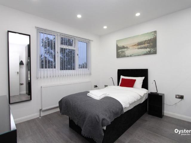 Room for rent in Little Stanmore, Greater London