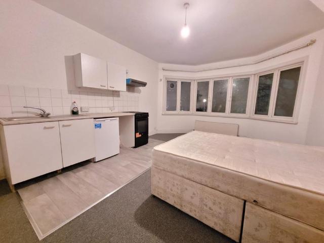 Room for rent in Temple Fortune, Greater London