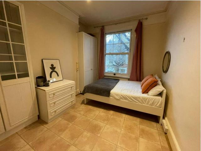 Room for rent in London Borough of Ealing, Cat Hill