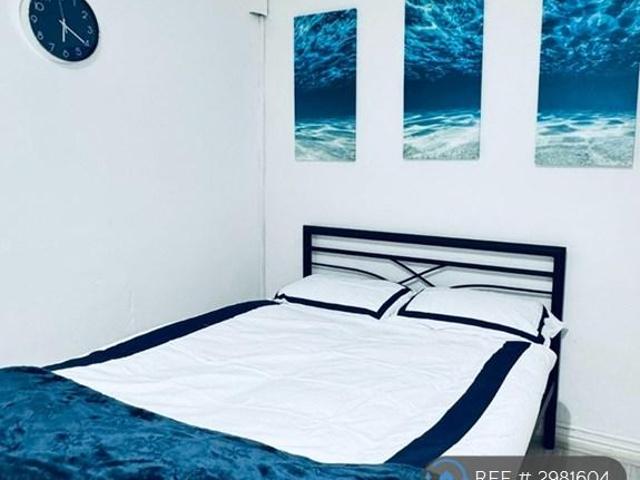 Room for rent in Dixon's Green, West Midlands