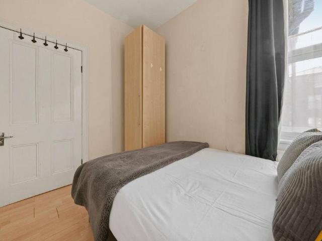 Room for rent in London Borough of Ealing, Cat Hill