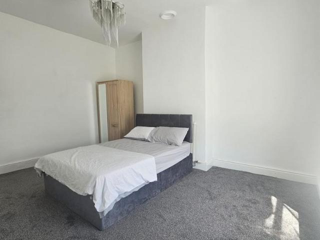 Room for rent in Burnedge, Greater Manchester
