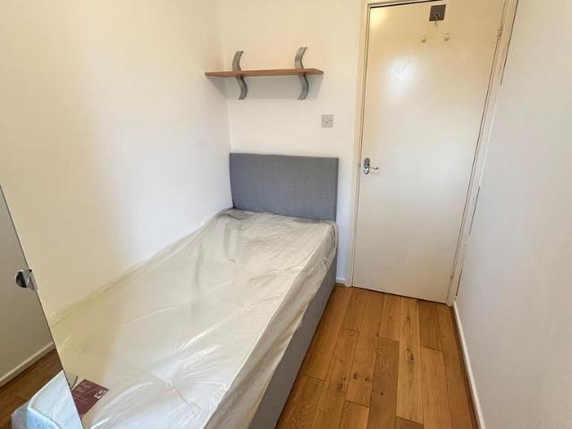 Room for rent in Hampton, Greater London