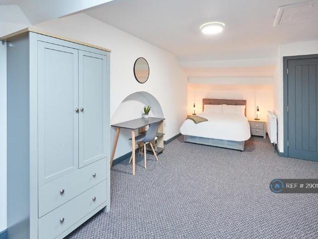 Room for rent in Barton upon Irwell, Salford