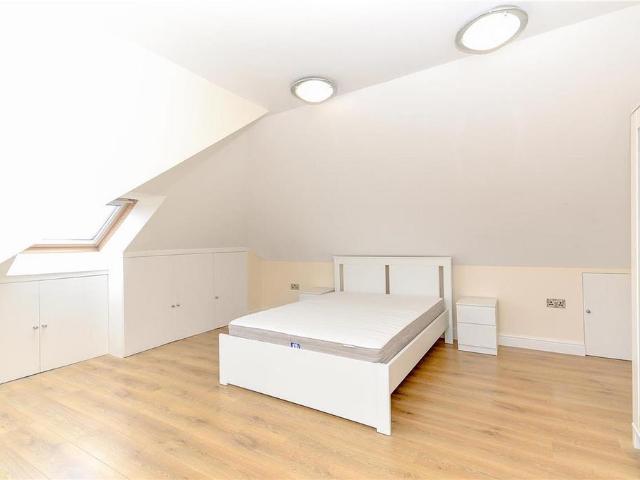 Room for rent in London Borough of Merton, Mitcham