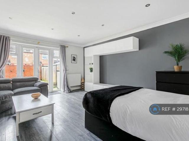 Room for rent in Colnbrook with Poyle, Slough
