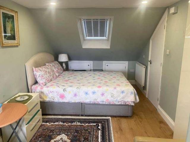 Room for rent in Hale End, Greater London