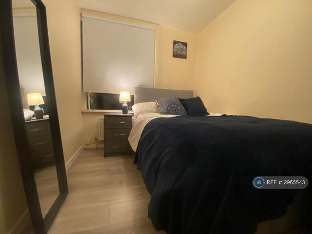 Room for rent in North End, Greater London