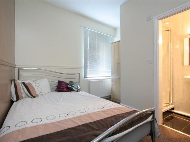 Room for rent in Falcon Lodge, Wales