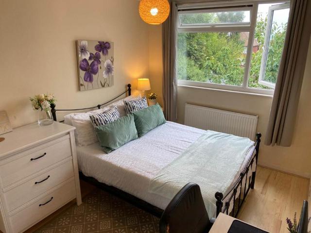Room for rent in Westborough, Surrey