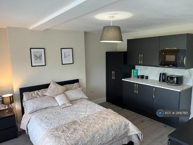 Room for rent in Roe Green, Salford
