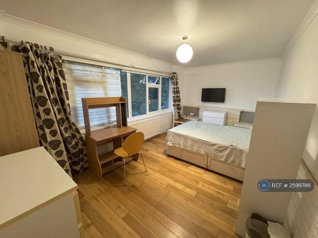 Room for rent in Carshalton Beeches, Isle Of Man