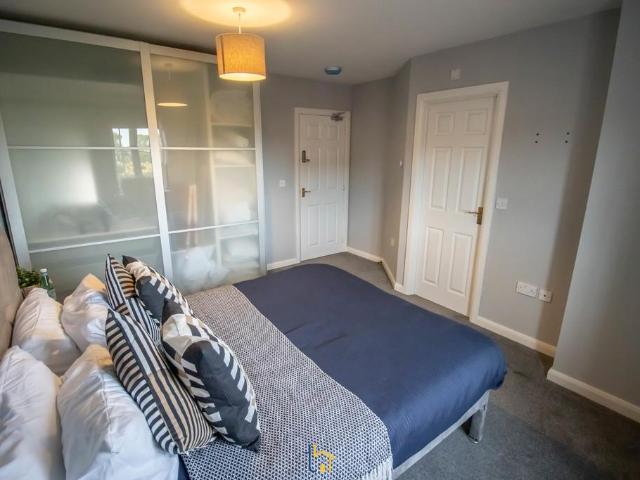 Room for rent in Stocking Farm, Old Wharf