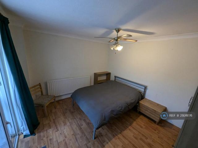 Room for rent in Heol-las, Surrey