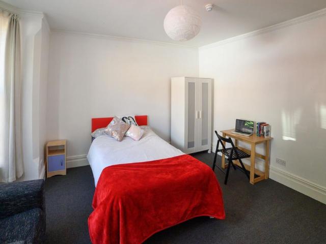 Room for rent in Compton Acres, Barton In Fabis