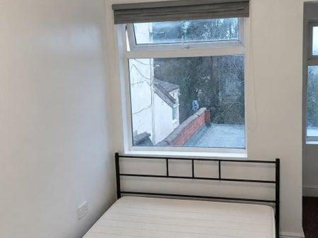 Room for rent in Dixons Green, West Midlands