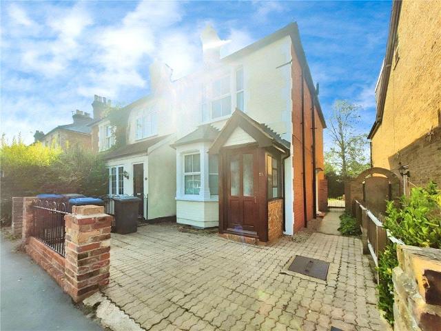 Room for rent in Row Town, Surrey