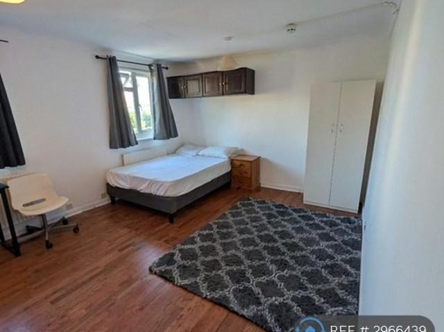 Room for rent in London Borough of Merton, Collier's Wood