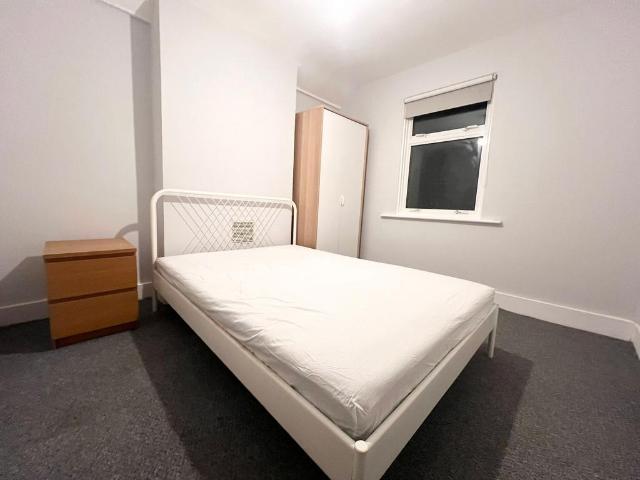 Room for rent in London Borough of Merton, Collier's Wood