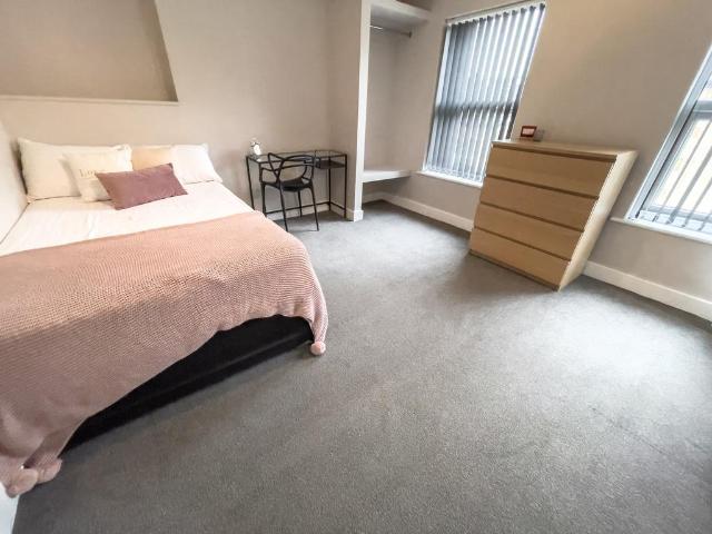 Room for rent in Kensington, Calderstones