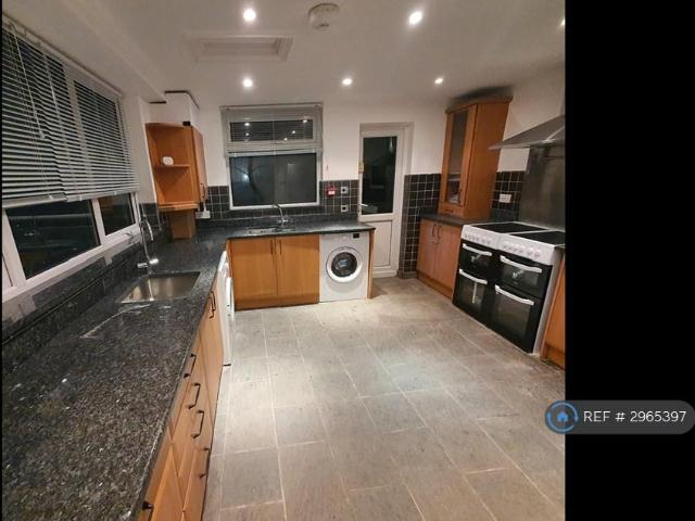 Room for rent in Longlands, Halfway Street