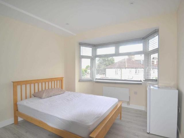 Room for rent in London Borough of Ealing, Perivale