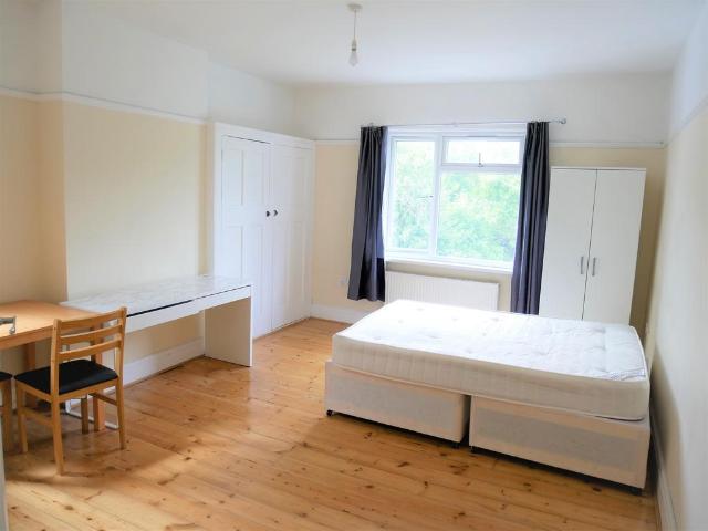 Room for rent in Vicarage Farm, Greater London