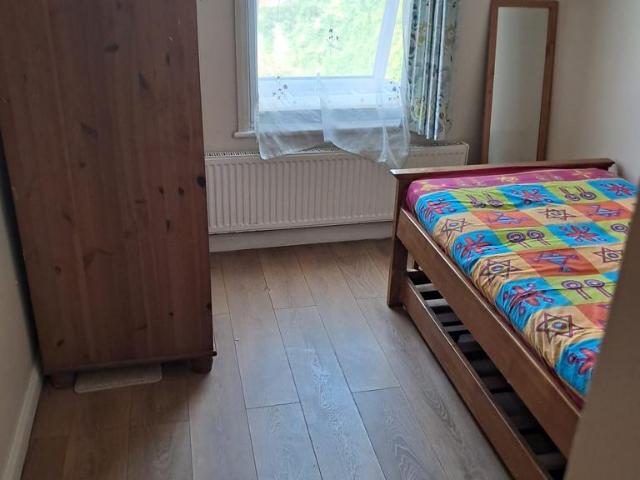 Room for rent in Summerstown, Greater London