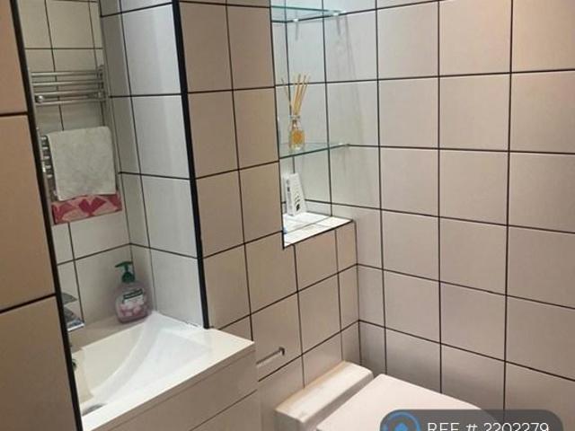Room for rent in Little Stanmore, Greater London