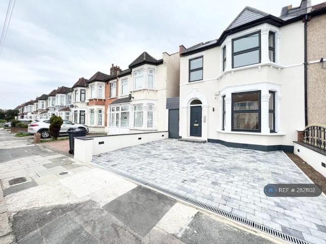 Room for rent in Loxford, Seven Kings