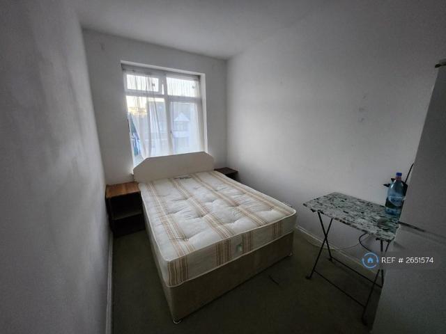 Room for rent in Lane, Greater London