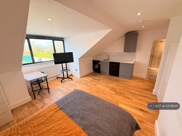 Room for rent in Emerson Park, Greater London
