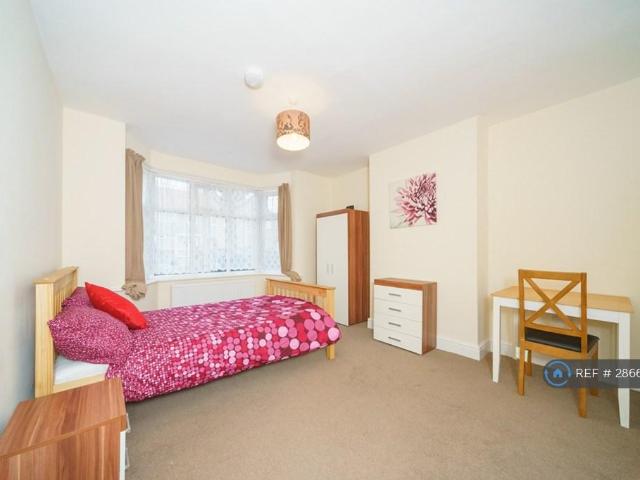 Room for rent in London Borough of Ealing, Greater London