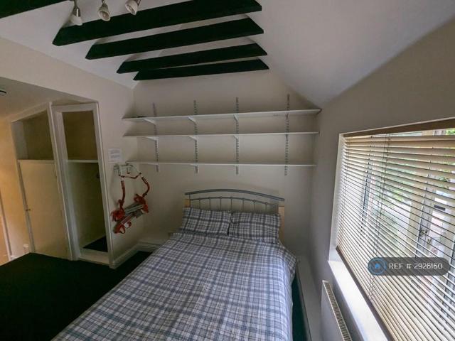 Room for rent in Heol-las, Surrey