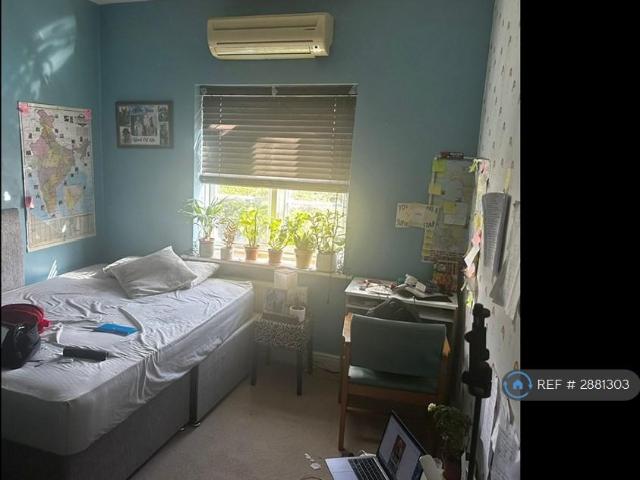 Room for rent in Little Stanmore, Greater London