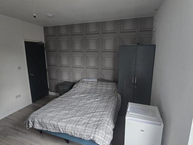 Room for rent in Goldthorn Hill, West Midlands