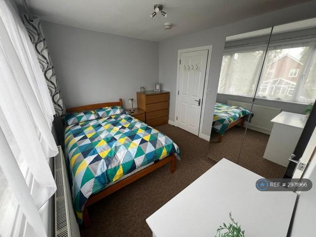 Room for rent in Row Town, Surrey