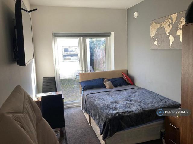 Room for rent in Lane, Greater London